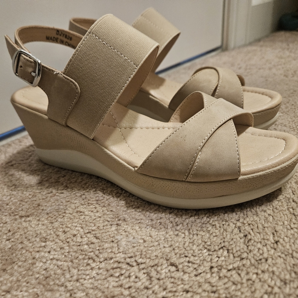 Chic Tan Wedge Sandals